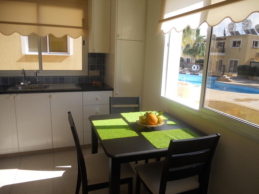 Sirena Sunrise Prestige Apartments Pafos Oda fotoğraf